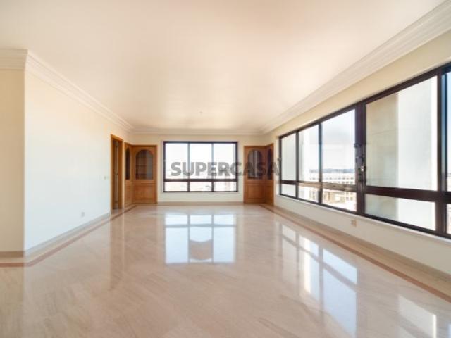 Excelente Apartamento T4 em Edifício de prestigio com garagem e segurança 24h