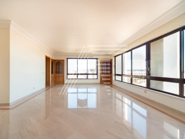 Excelente Apartamento T4 em Edifício de prestigio com garagem e segurança 24h