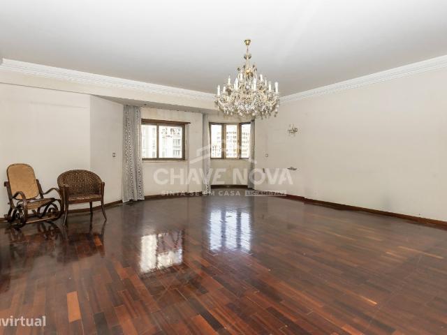 Excelente apartamento T4 localizado no Areeiro