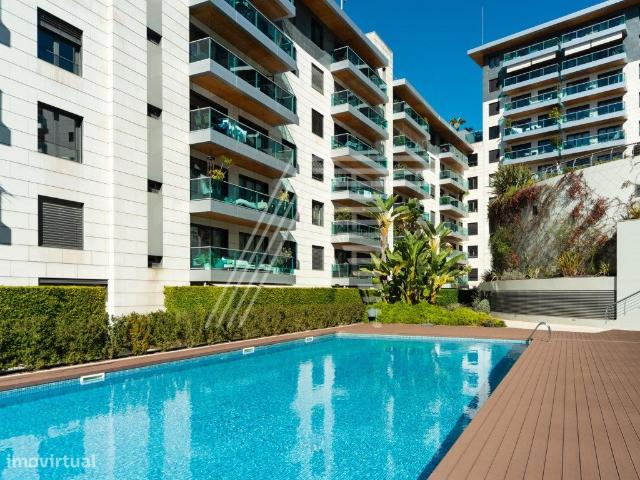 Excelente Apartamento T4 mobilado na Lapa com garagem em condomnio.