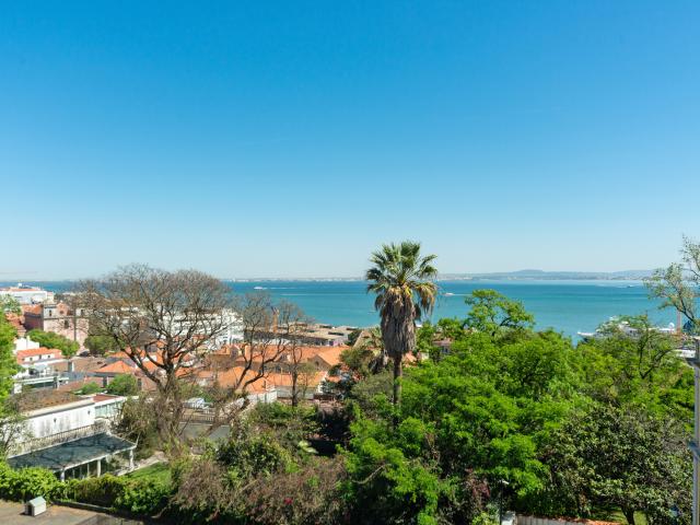 Excelente Apartamento T4 na Lapa, com varandas e vista deslumbrante de Tejo e garagem