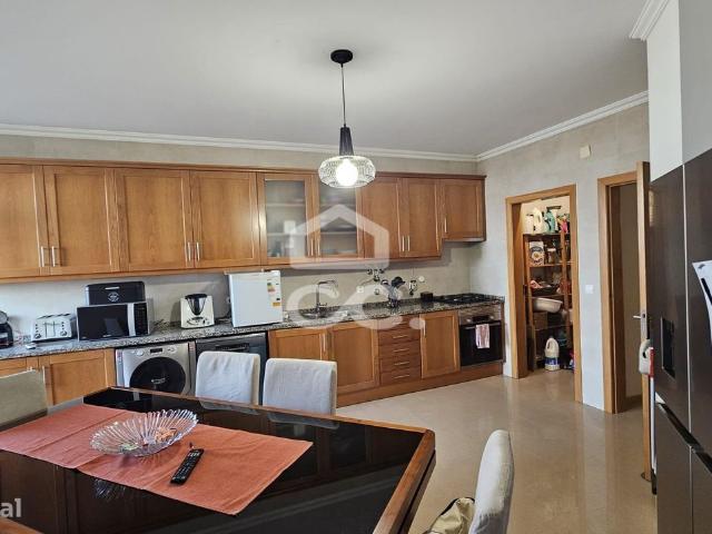 Excelente apartamento T4 rs do cho, garagem e timas reas