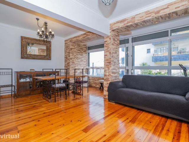 Excelente Apartamento T5 convertido em T4 na Cova da Piedade, Almada