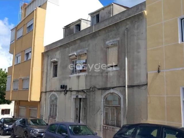 Excelente Edifcio Localizado na Zona Histrica de Almada