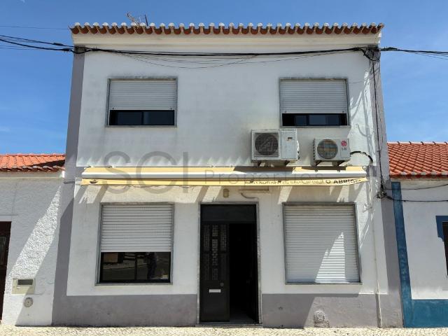 Excelente edifício na localidade de Pias, com habitação e um. 310m² Pias