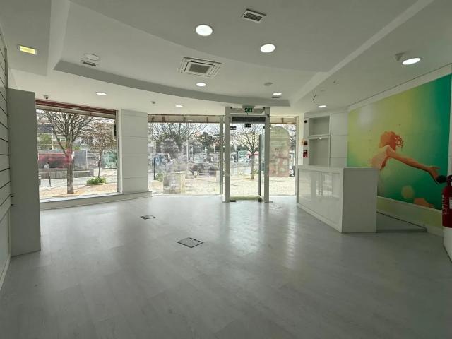 Excelente espaço comercial 130m2 em zona primium Almada