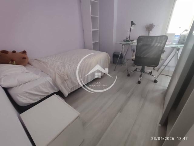 EXCELENTE HABITACIÓN PARA UNA ESTUDIANTE. UNA CHICA