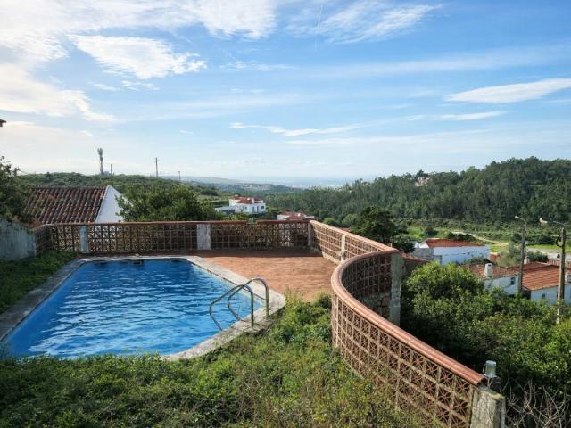 Excelente Investimento Moradia independente com piscina, vista mar e serra para remodelação