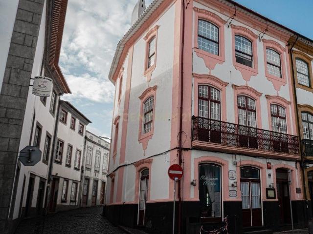 Excelente Investimento no centro de Angra do Heroísmo 2 Apartamentos e Espaço Comercial