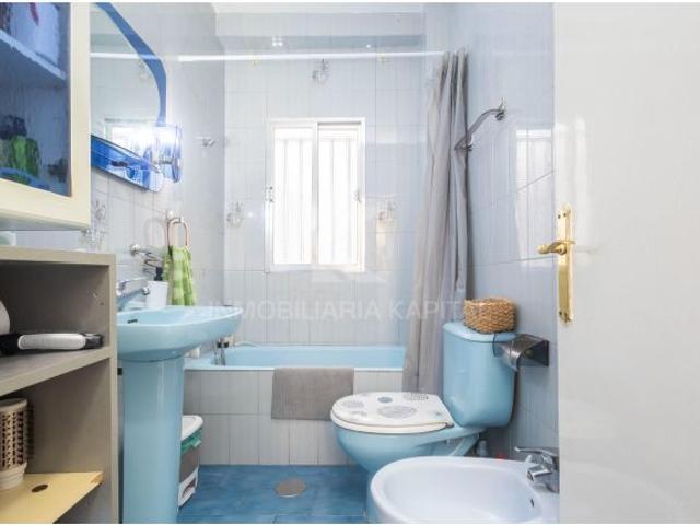 Excelente oportunidad de inversión en Calle Virgen de Begoña: Amplia y luminosa vivienda de 3 dormit