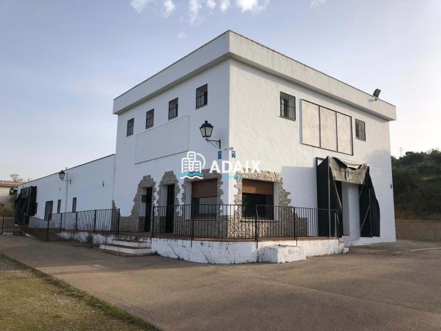Excelente Oportunidad Industrial: Fábrica de Embutidos en Plena Sierra de San Pedro