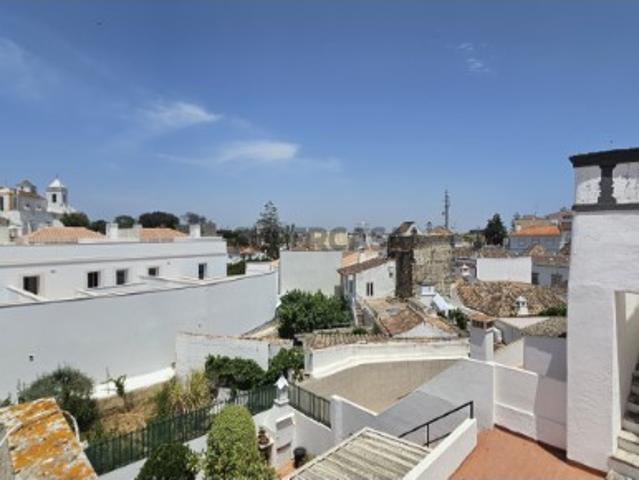 EXCELENTE OPORTUNIDADE! APARTAMENTO T3 PARCIALMENTE RENOVADO NO CENTRO HISTÓRICO DE TAVIRA COM VISTA