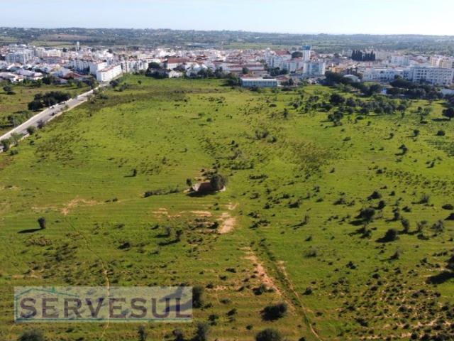 Excelente Oportunidade de Investimento! Terreno com uma área total de 119651 m2, localizado à entrada da Cidade de Lagoa, perto de todos os serviços, escolas, lojas, supermercados e restaurantes
