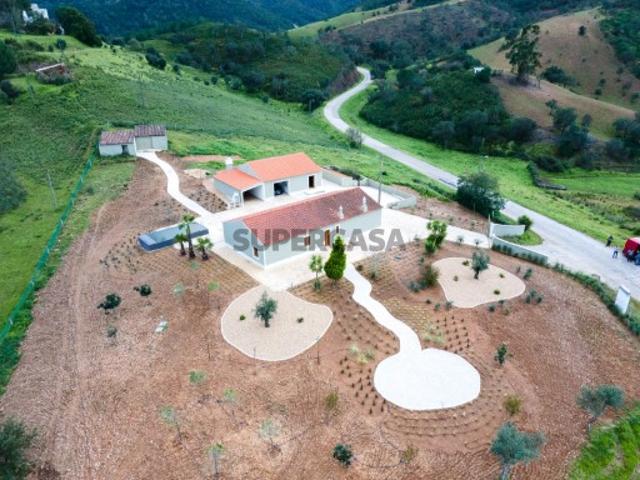 Excelente Oportunidade de Investimento! Charmosa casa de campo, totalmente renovada, com 4 quartos, com vista panorâmica sobre o campo, localizada a 5 minutos da aldeia de São Marcos da Serra
