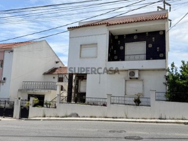 Imóvel com 3 Unidades Habitacionais Independentes no Estacal Novo, em Santa Iria de Azóia