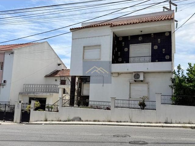 Imóvel com 3 Unidades Habitacionais Independentes no Estacal Novo, em Santa Iria de Azóia