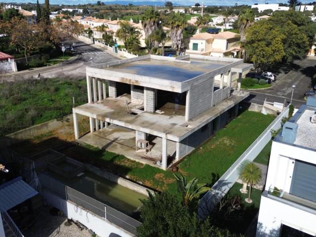 A moradia dispõe de licença de construção ativa, permitindo. 200m² Albufeira e Olhos de Água