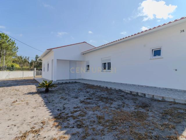 Excelente Oportunidade em Pedra — Espaço Exterior e Conforto
