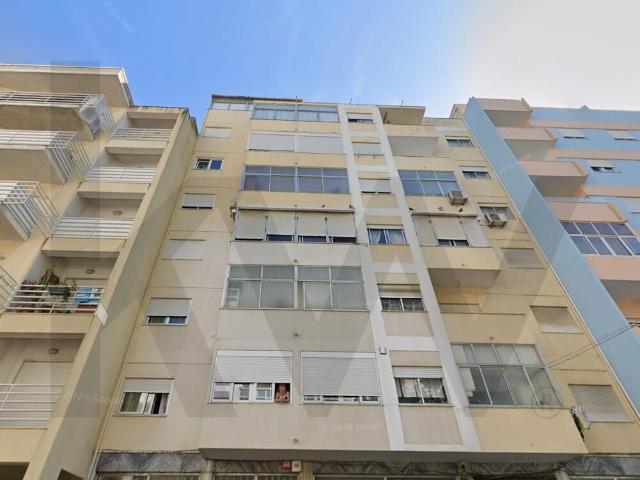 Excelente Oportunidade em Setúbal: T2 Parcialmente Renovado no Centro da Cidade