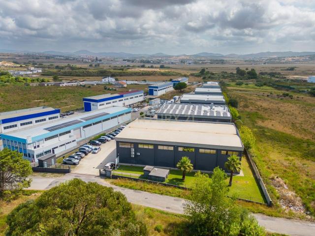 Excelente Oportunidade Empresarial: Conjunto de 3 Armazéns Integrados com 1.400 m² de Área Total