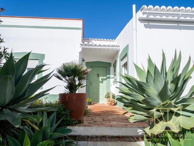 Excelente oportunidade para adquirir esta elegante moradia f. 167m² Lagos