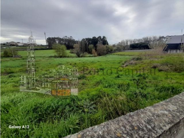 FANTASTICA OPORTUNIDADE! EXCELENTE LOTE DE TERRENO JUNTO AO RIO E PERTO MAR EM LABRUGE PARA CONSTRUÇÃO DE 6 MORADIAS