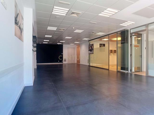 Excelente local reformado en Avenida de Mijas, posibilidad de alquiler con opción a compra