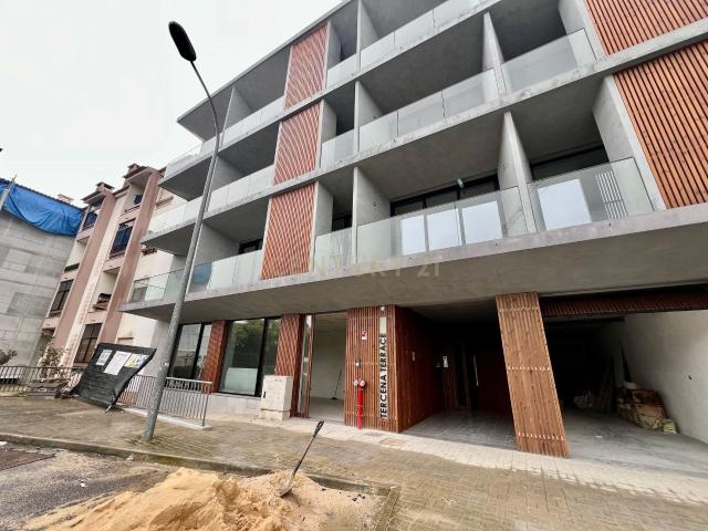 Excelente loja com 93m2, situada em Urbanização de Luxo em Tercena Oeiras