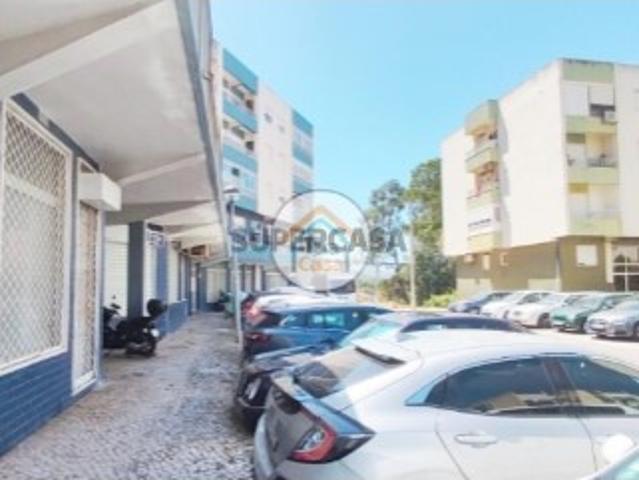 Excelente loja em Loures com 83m2 e montras em toda a volta, possui AC e grades nas montras