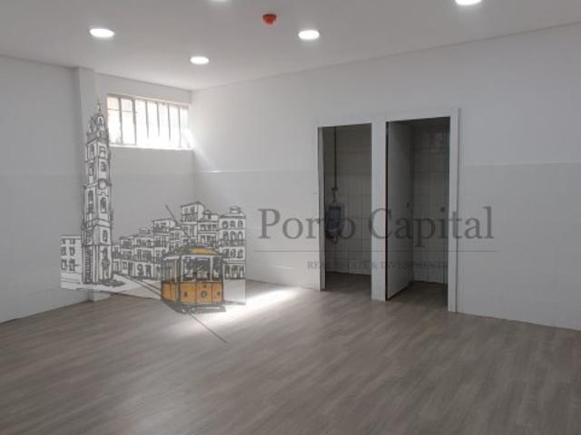 EXCELENTE LOJA NO CORAÇÃO DO PORTO, COM DUAS CASAS DE BANHO. A loja tem 2 pisos com fachada aberta Apenas a 20 metros da Praça da República. Esta é uma área com fácil acesso a serviços convenientes, como supermercados e serviços públicos