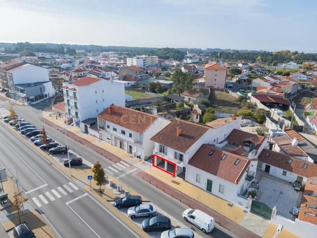 Excelente Loja para arrendamento no centro de Pataias
