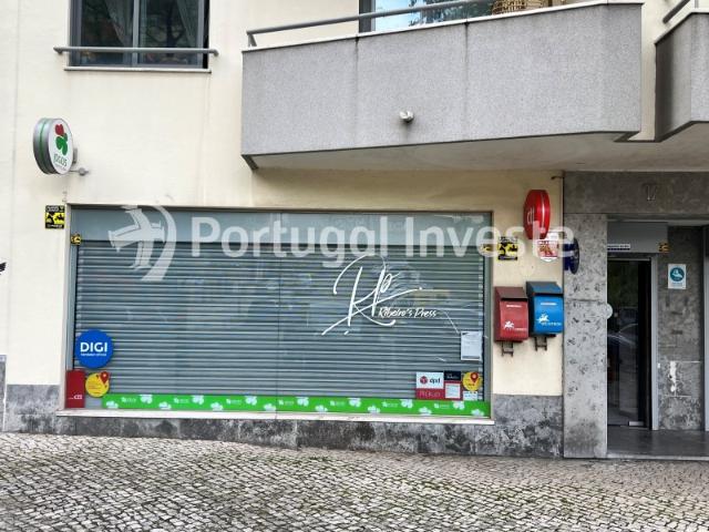 Excelente loja para arrendar com 62,78 m2 na Rua Polónio Febrero Júnior com r/c e cave Almada
