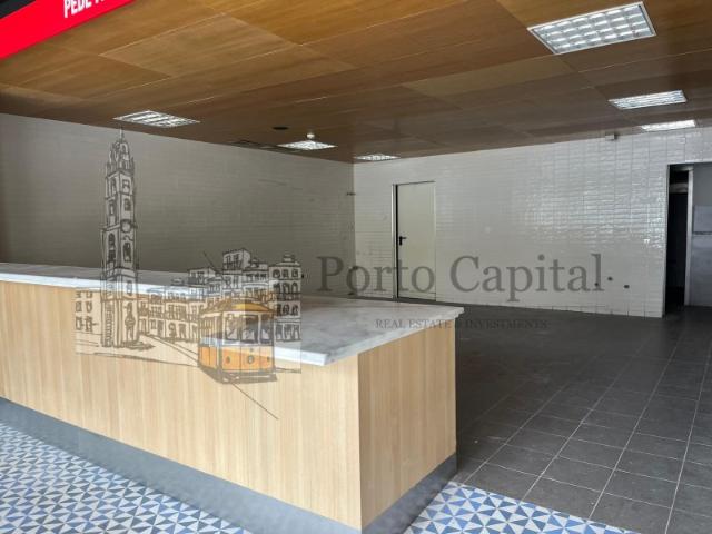 EXCELENTE LOJA PRONTA PARA RESTAURAÇÃO NO CORAÇAO DO PORTO