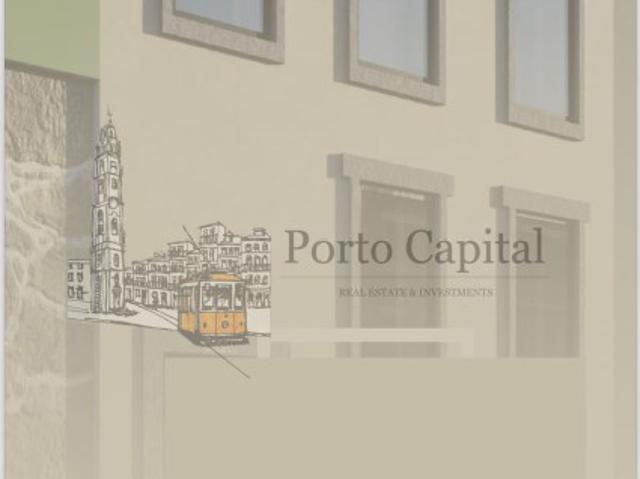 Excelente morada triplex a ser entregue totalmente renovada, no coração do Porto, com piscina, churrasqueira e lavandaria. Possibilidade de reversão em AIRBNB