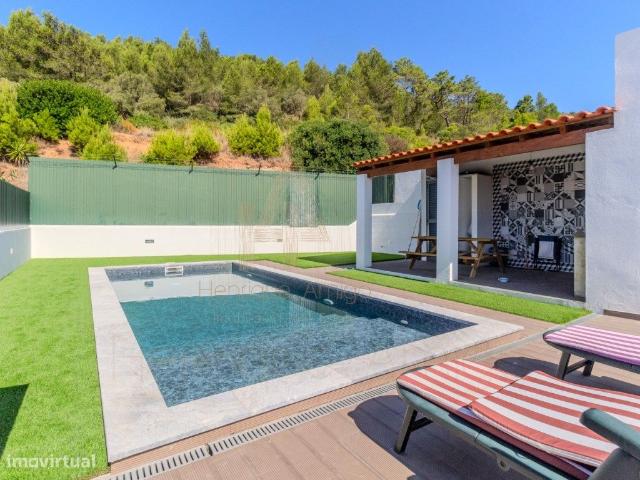 Excelente Moradia T3 na vila de Sesimbra totalmente remodelada