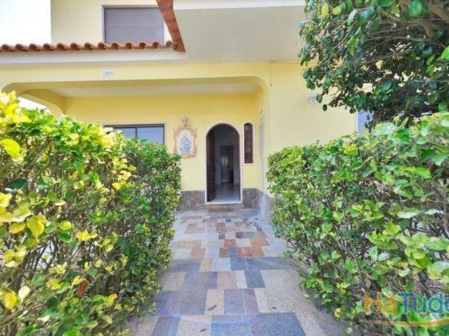 Excelente Moradia T3 na Charneca da Caparica. | 26054052702