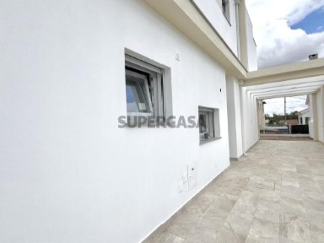 Excelente Moradia T3+1, com 2 Suítes e Pérgula de Estacionamento