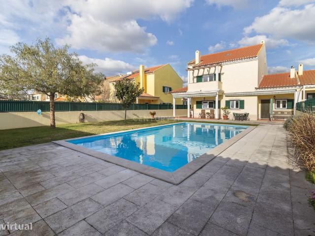 Excelente Moradia T4 + 1 com Piscina na Quinta do Anjo