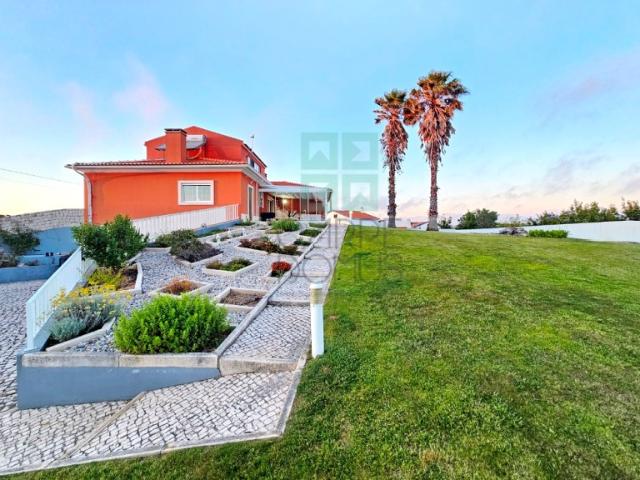 Excelente moradia T4 + 2 com piscina e jardins na Serra Del Rei, Peniche