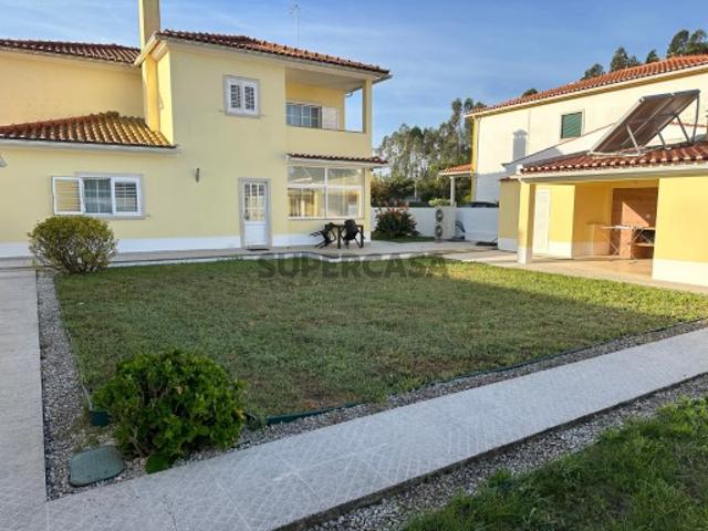 Excelente Moradia T4 totalmente renovada Avenal