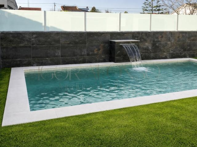 Excelente Moradia T4 com 3 Suítes, Piscina e Lavandaria Quase Pronta Centro de Fernão Ferro