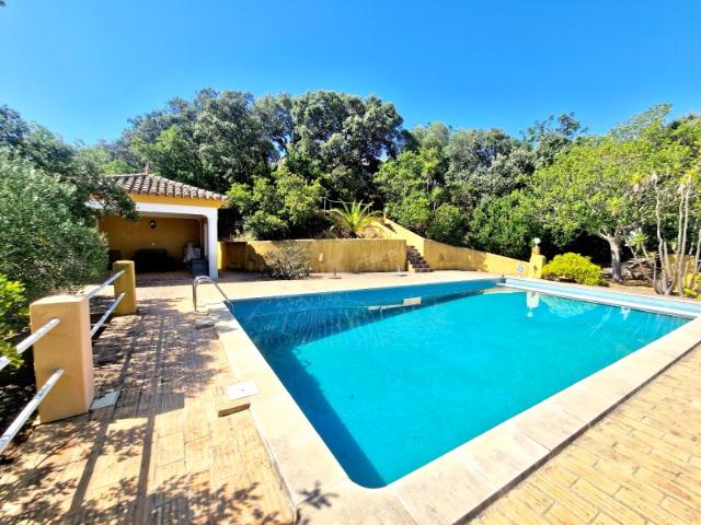 EXCELENTE MORADIA T4 COM ANEXO E PISCINA, VISTAS FANTÁSTICAS PARA O MAR E PARA AS COLINAS, INSERIDA NUM TERRENO DE 8.800 M²