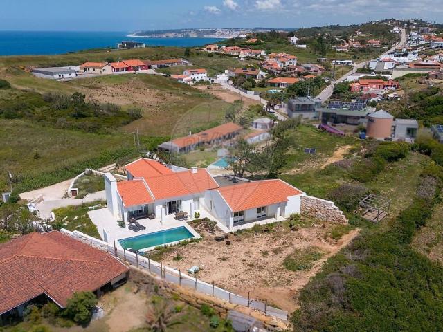 Excelente moradia independente, num terreno com uma área bem. 224m² São Martinho Do Porto