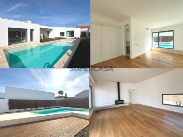 Excelente Moradia térrea V3 na Serra da Azóia, Sesimbra, nova, com jardim, piscina espaço para 2 carros, em zona soalheira e sossegada, próximas das praias