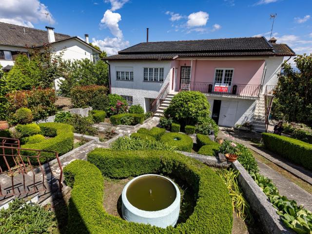 Excelente moradia bi familiar T4 com jardim em Santa Comba Dão