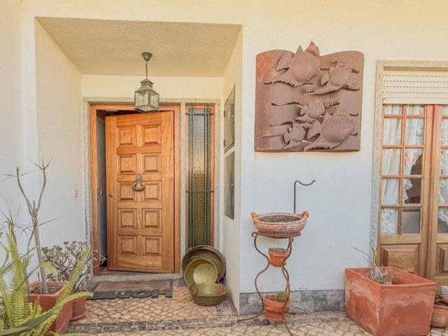 Excelente moradia com jardim e localização central
