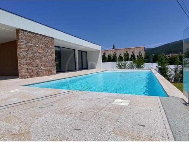 Excelente moradia com piscina