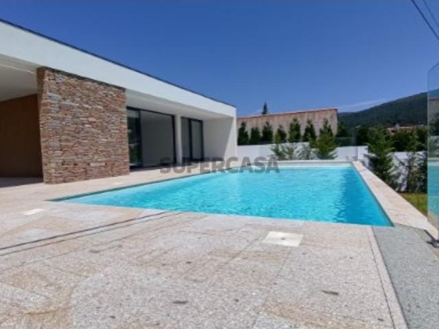 Excelente moradia com piscina