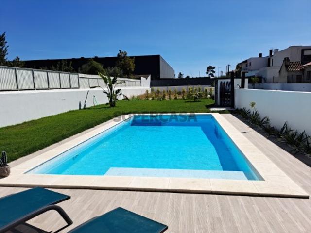 Excelente Moradia de Luxo geminada T4 Térrea com piscina 8x4 em lote 856m2