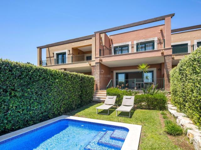 Excelente moradia em banda de 2 quartos com vista mar, piscina privada e jardim